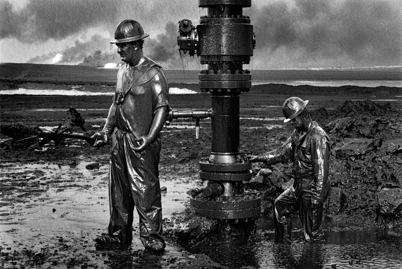 Sebastião Salgado : Sebastião Salgado. Travail sur une tête de puits de pétrole. Burhan, Koweit, 1991. © Sebastião Salgado / Amazonas images.